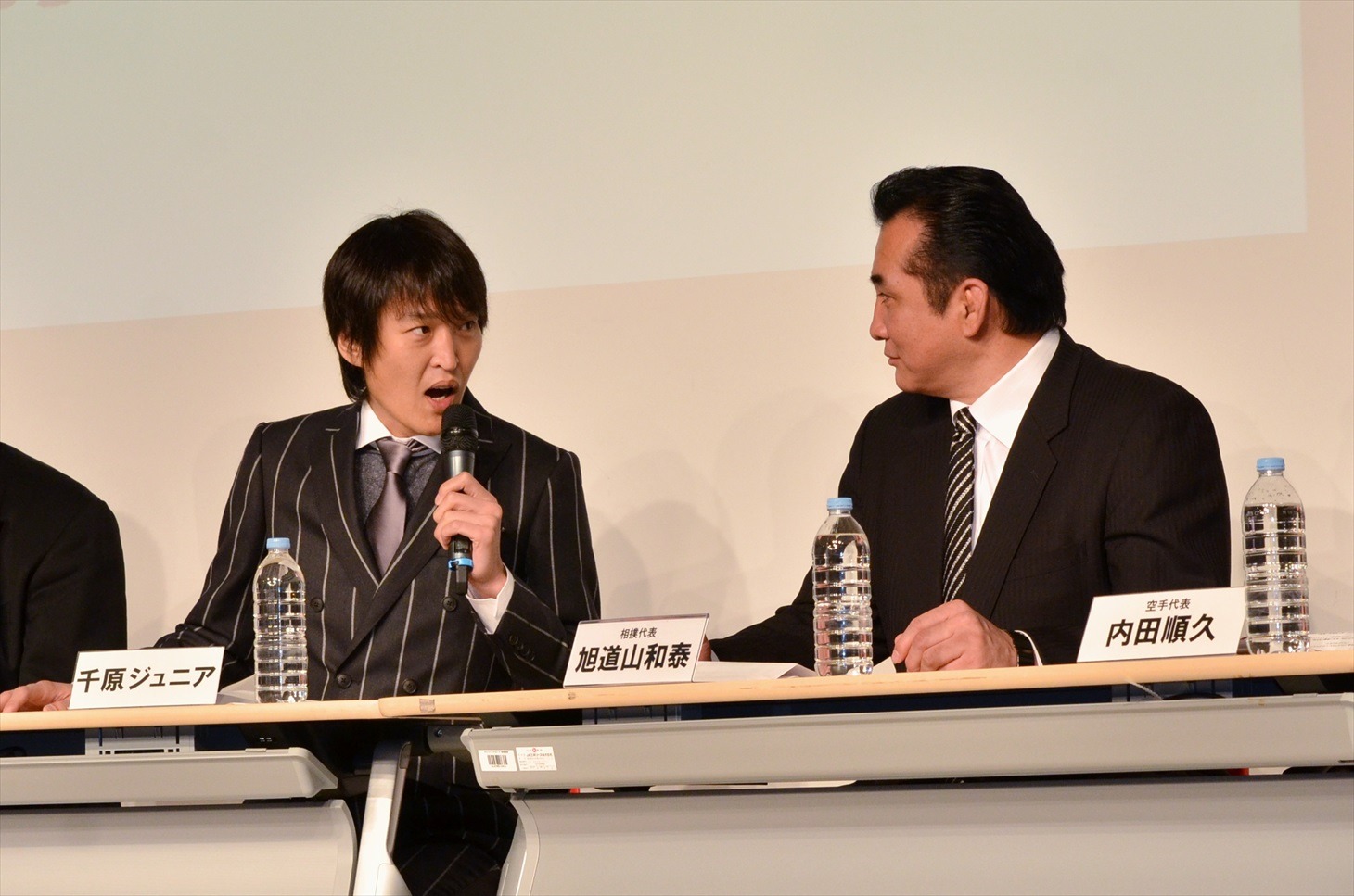 （左から）千原ジュニアと旭道山和泰。