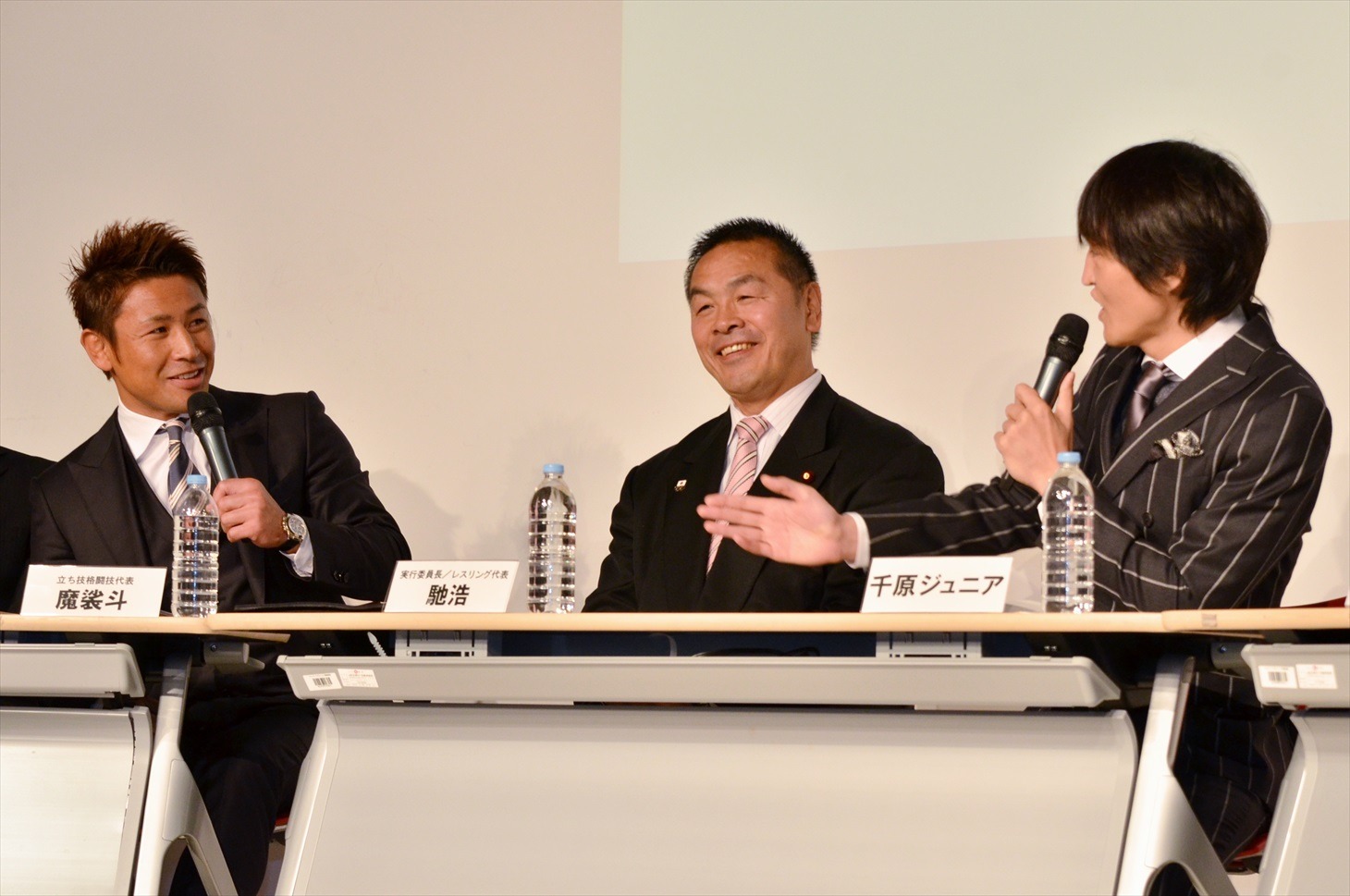 （左から）魔娑斗、馳浩、千原ジュニア。