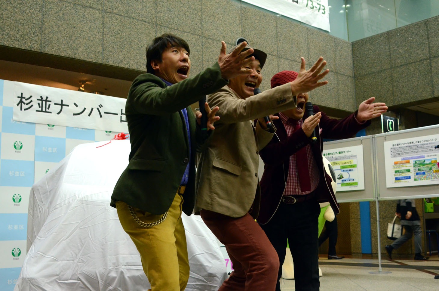 カメラに向かって「ヤー！」。