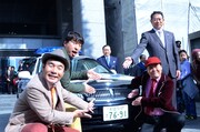 杉並ナンバーを装着した安全パトロール車とのフォトセッションに応じる、ダチョウ倶楽部と田中良杉並区長。