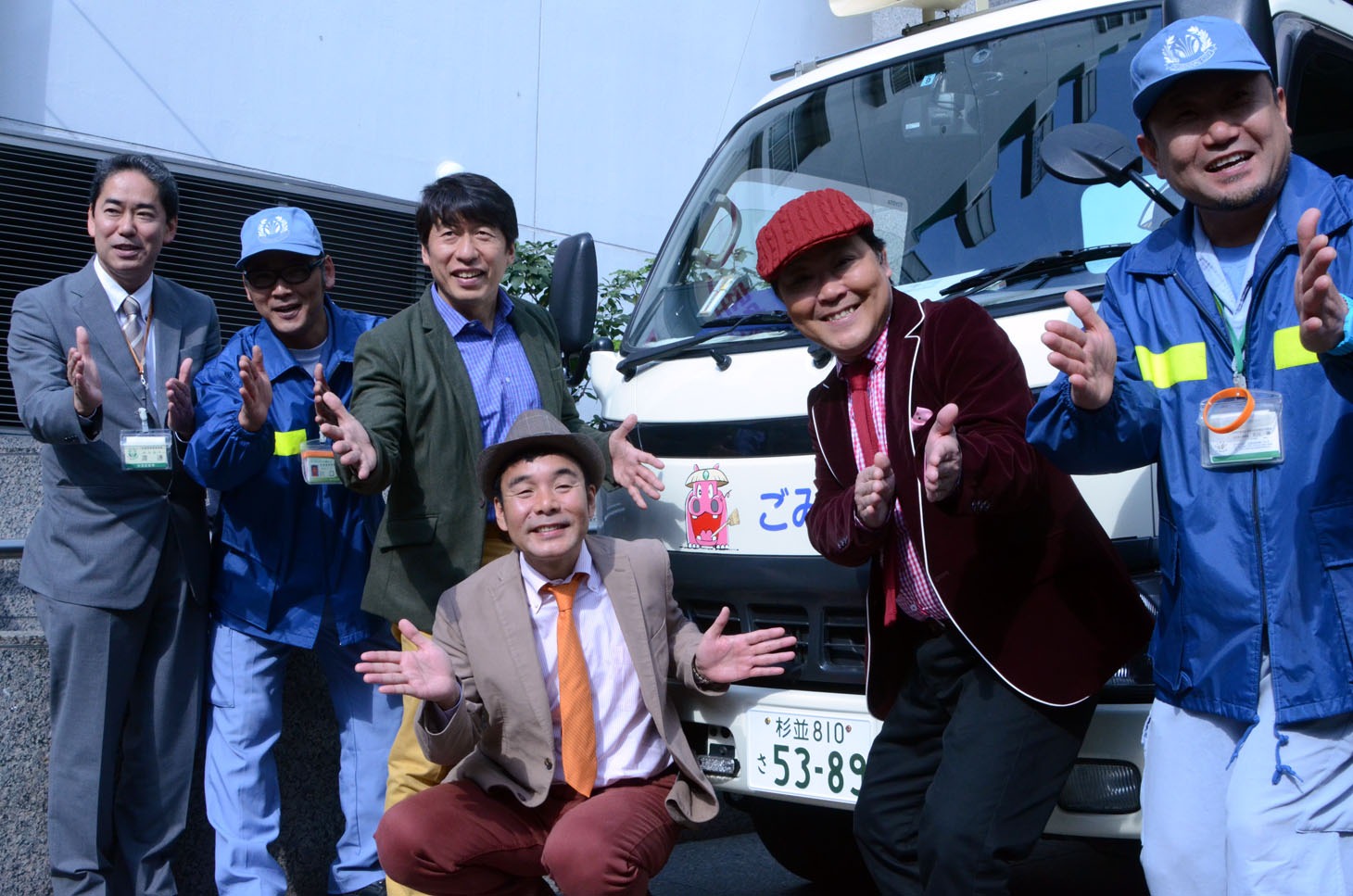 ごみ収集体験車とのフォトセッションの様子。