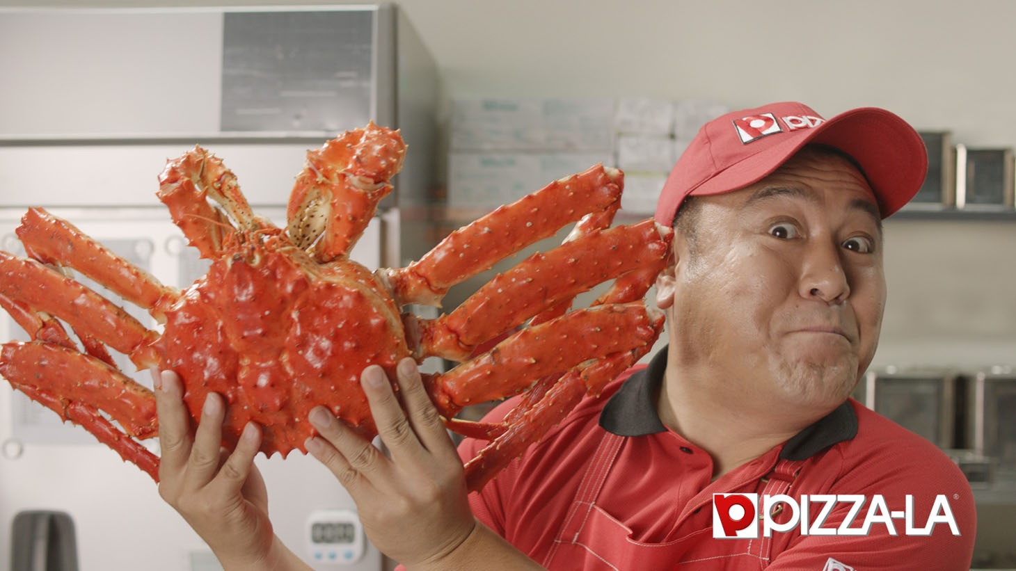 アンタッチャブル山崎が出演しているCM「ピザーラVSピザブラック『ウインタークラブ』」編のワンシーン。