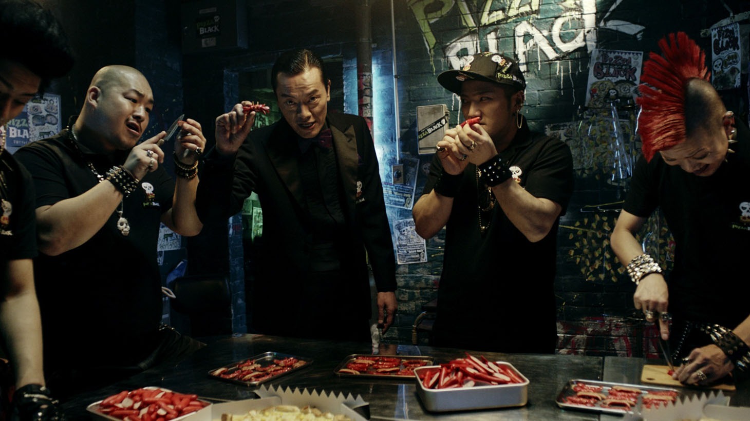 CM「ピザーラVSピザブラック『ウインタークラブ』」編のワンシーン。