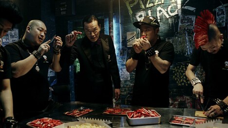 CM「ピザーラVSピザブラック『ウインタークラブ』」編のワンシーン。