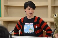 着用していた「デ・ジ・キャラット」のTシャツを見せる前田。