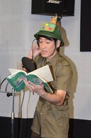 ナレーション収録に臨むココリコ田中。