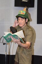 ナレーション収録に臨むココリコ田中。