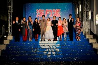 （左から）川村泰祐監督、前山田健一、片瀬那奈、馬場園梓、長谷川博己、能年玲奈、菅田将暉、太田莉菜、篠原ともえ、速水もこみち、東村アキコ。