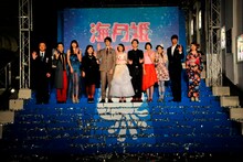 （左から）川村泰祐監督、前山田健一、片瀬那奈、馬場園梓、長谷川博己、能年玲奈、菅田将暉、太田莉菜、篠原ともえ、速水もこみち、東村アキコ。