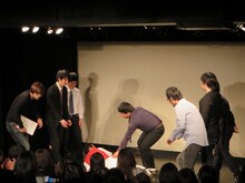 相撲が得意なドリーマーズ戸矢に倒されセクシーなポーズになってしまうしろう。