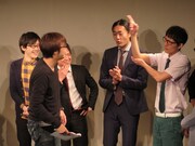 森枝のネタ衣装を着てガッテンポーズを決める池田。