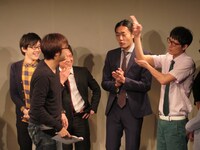 森枝のネタ衣装を着てガッテンポーズを決める池田。