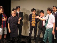 池田のネタ衣装を着た石田と、森枝のネタ衣装を着た池田。