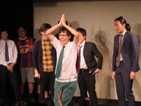 東京モリエダランドのモーリーが披露する「ごめんからのナマステ」。