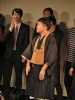 石田の袈裟を着た森枝。