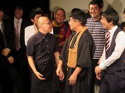 自分の袈裟を着た森枝をまじまじと見つめる石田。