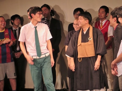 「K-PRO10周年記念興行第九弾『トッパレ100回記念スペシャル・一日目～トッパレvsトッパレ(A)』」のエンディング。左はエレファントジョン・ガッテン森枝の衣装を着たジグザグジギー池田。右はドドん石田の袈裟を着た森枝。