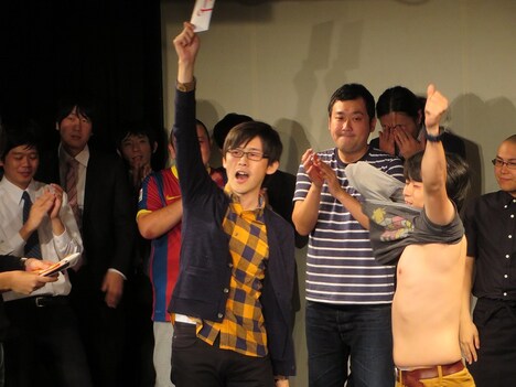 優勝のねじ。衣装ネタに置いて行かれいたため、慌てて服を脱ごうとする瀬下。