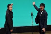 （左から）東野幸治、南海キャンディーズ山里。