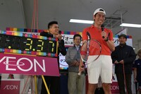 テニスの錦織圭選手に扮する、しまぞうZ（右）。