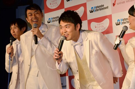 入籍を発表するフォーリンラブ・ハジメ(中央)。