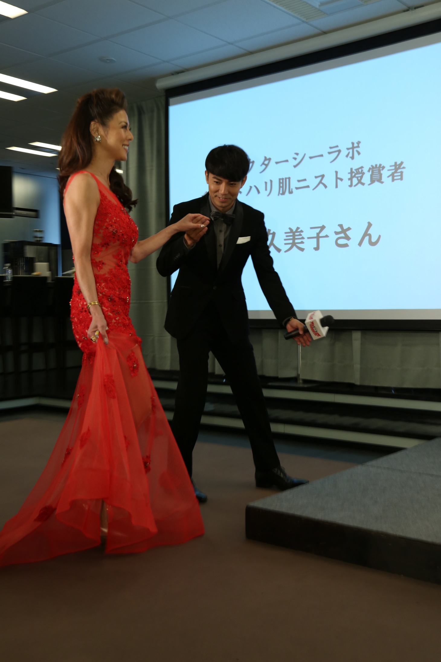 「ベストハリ肌ニスト授賞式」で武田をエスコートするピース綾部。