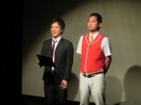 「若武者」MC交代を発表するエルシャラカーニ。しろうは重大発表にちょうどいい立ち方。