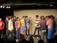 「若武者」のボケを見てこそこそマネしようとする「トッパレ」メンバー。