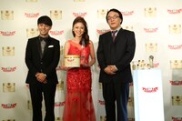 「ベストハリ肌ニスト授賞式」に登壇したピース綾部。（左）