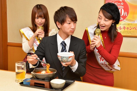 吉野家の「ビールキャンペーン 盛り上げ隊」として活動するアップルパイン（両端）。