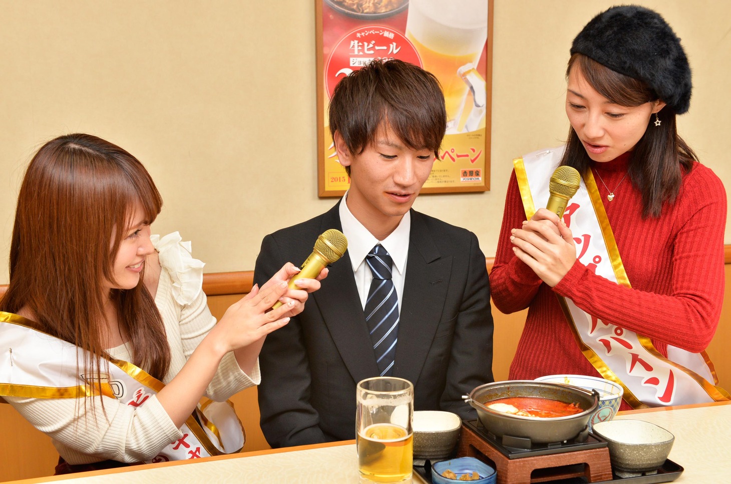 吉野家の「ビールキャンペーン 盛り上げ隊」として活動するアップルパイン（両端）。