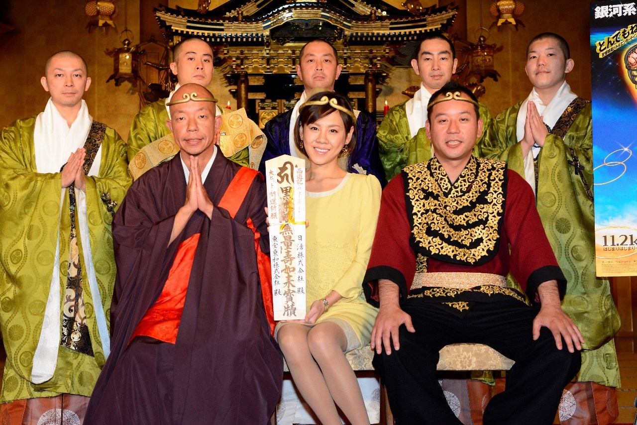 映画「西遊記～はじまりのはじまり～」のヒット祈願イベントに出演した、バイきんぐ、高橋真麻（中央）。