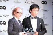 「GQ Men of the Year 2014」を受賞した劇団ひとり（右）。
