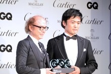 「GQ Men of the Year 2014」を受賞した劇団ひとり（右）。
