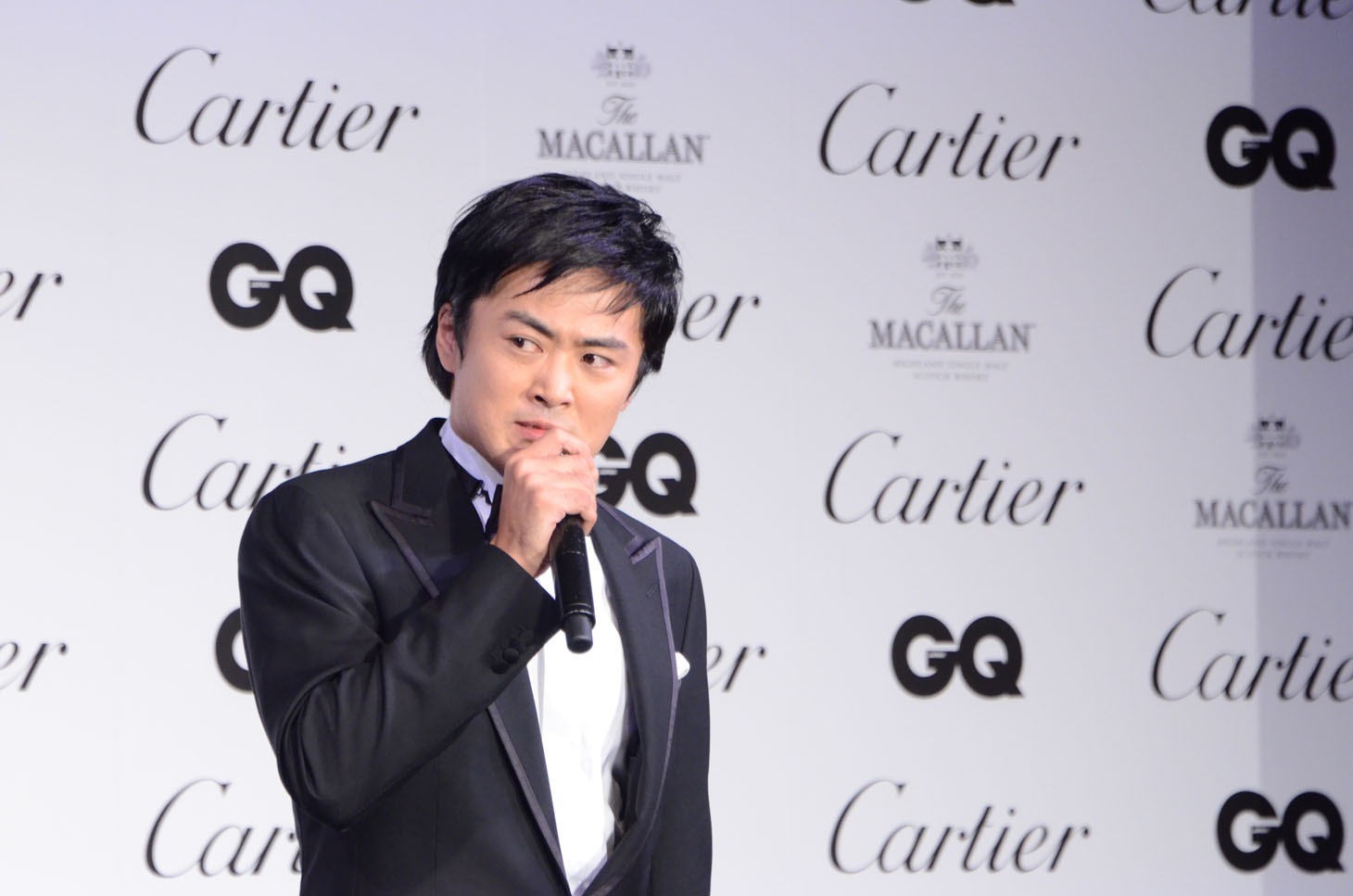 泣き芸を交えてスピーチする劇団ひとり。