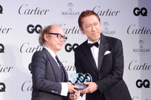 布袋寅泰（右）