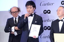 受賞の喜びを語る劇団ひとり（中央）。