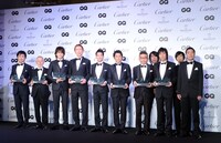 受賞者8組によるフォトセッションの様子。