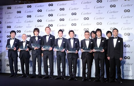 受賞者8組によるフォトセッションの様子。