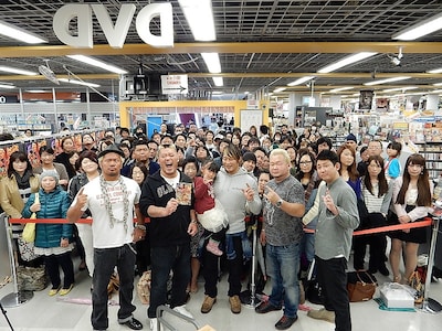 DVD「激情プロレスリング ～爆笑！大阪頂上決戦～」発売記念インストアイベントの様子。