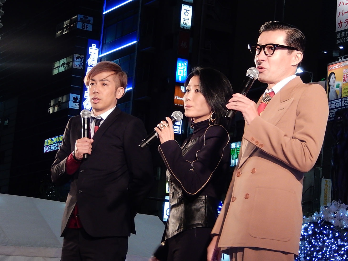 「2014新橋イルミネーションフェスタ」に出演したチェウニ＆ジョニ男＋アルファ。