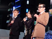 「2014新橋イルミネーションフェスタ」に出演したチェウニ&ジョニ男+アルファ。