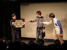 オープニングで10万円を見て目の色を変えるMCのスパローズ。