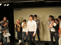 「即興絶叫ゲーム」コーナーの罰ゲームで、昔の彼女の名前と別れた理由を叫んだジンカーズ樋口（中央）。