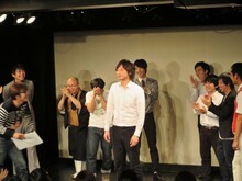 「即興絶叫ゲーム」コーナーの罰ゲームで、昔の彼女の名前と別れた理由を叫んだジンカーズ樋口（中央）。