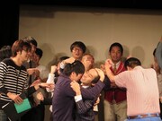 優勝を喜ぶあまり、偶然酒井のハゲを露出させてしまった武田。