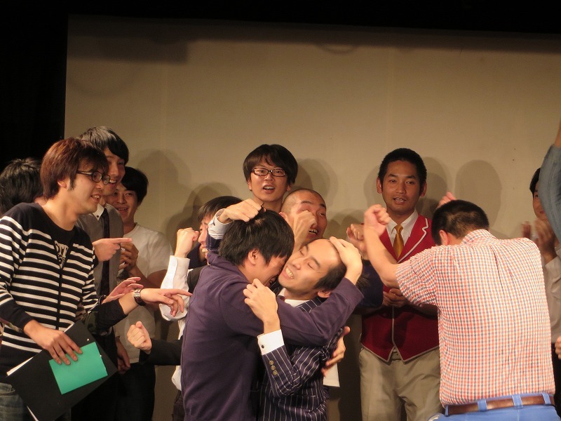 優勝を喜ぶあまり、偶然酒井のハゲを露出させてしまった武田。