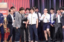 ギャグを披露しまくる流れ星ちゅうえい（中央）。