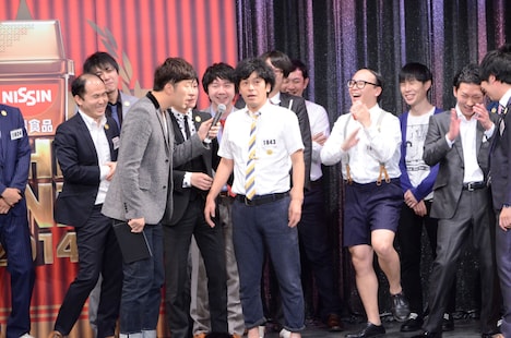 ギャグを披露しまくる流れ星ちゅうえい（中央）。