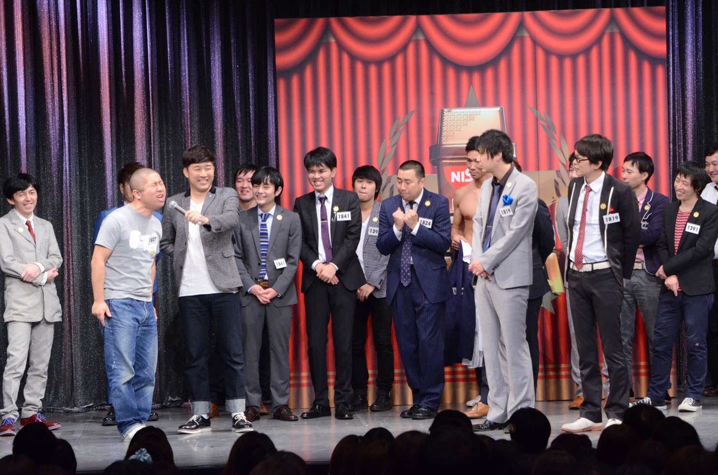 あるあるに挑戦するハライチ澤部（手前左）とそれを見守るレイザーラモンRG（中央）。